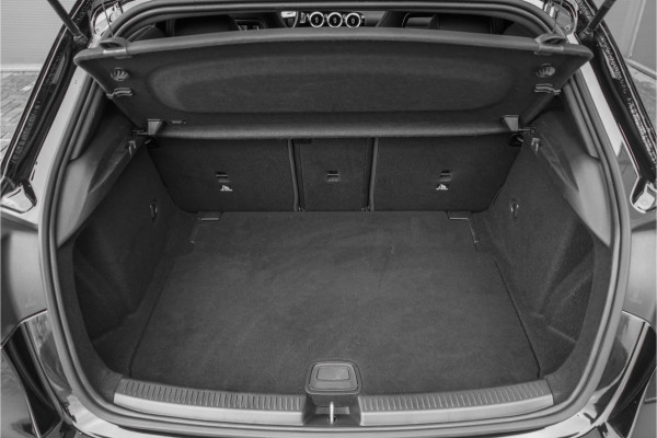 Mercedes-Benz A-Klasse 180 Business Solution AMG Camera CarPlay Black Pack 18"