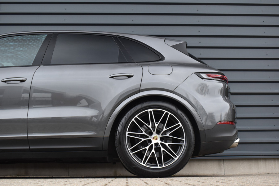 Porsche Cayenne 3.0 E-Hybrid 470pk Sport Chrono | Pano | Matrix | ACC | 21'' Wielen | Bose | Trekhaak | Orig. NL |