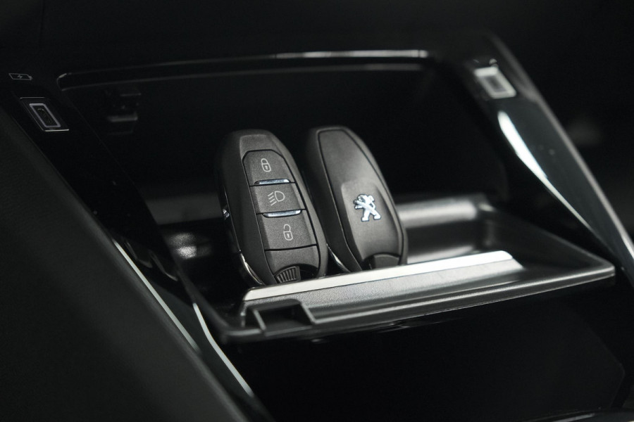 Peugeot 2008 PureTech 130 EAT8 Allure | Allseason banden | 360 Camera | Dodehoekdetectie | Apple Carplay | Stoelverwarming