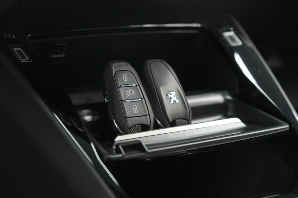 Peugeot 2008 PureTech 130 EAT8 Allure | Allseason banden | 360 Camera | Dodehoekdetectie | Apple Carplay | Stoelverwarming