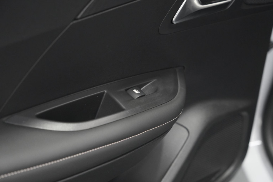 Peugeot 2008 PureTech 130 EAT8 Allure | Allseason banden | 360 Camera | Dodehoekdetectie | Apple Carplay | Stoelverwarming