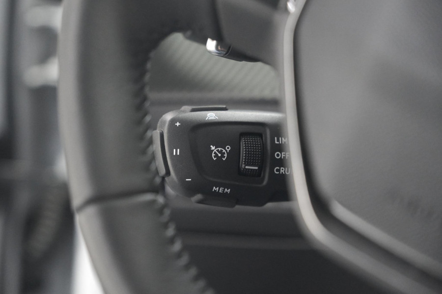Peugeot 2008 PureTech 130 EAT8 Allure | Allseason banden | 360 Camera | Dodehoekdetectie | Apple Carplay | Stoelverwarming