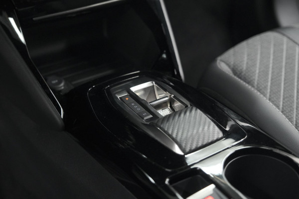 Peugeot 2008 PureTech 130 EAT8 Allure | Allseason banden | 360 Camera | Dodehoekdetectie | Apple Carplay | Stoelverwarming