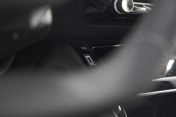 Peugeot 2008 PureTech 130 EAT8 Allure | Allseason banden | 360 Camera | Dodehoekdetectie | Apple Carplay | Stoelverwarming