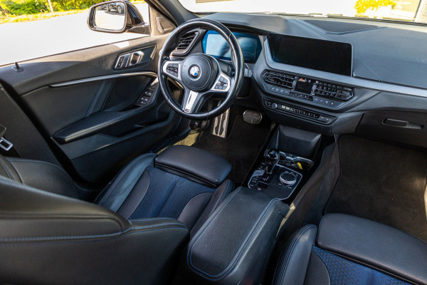 BMW 1-serie 118i High Executive M-Sport I Led I Live Cockpit Professional I Adaptive Cruise I Shadow Line I Stoelverwarming I BTW