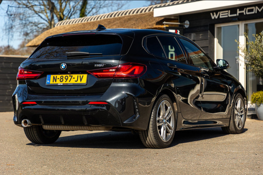BMW 1-serie 118i High Executive M-Sport I Led I Live Cockpit Professional I Adaptive Cruise I Shadow Line I Stoelverwarming I BTW