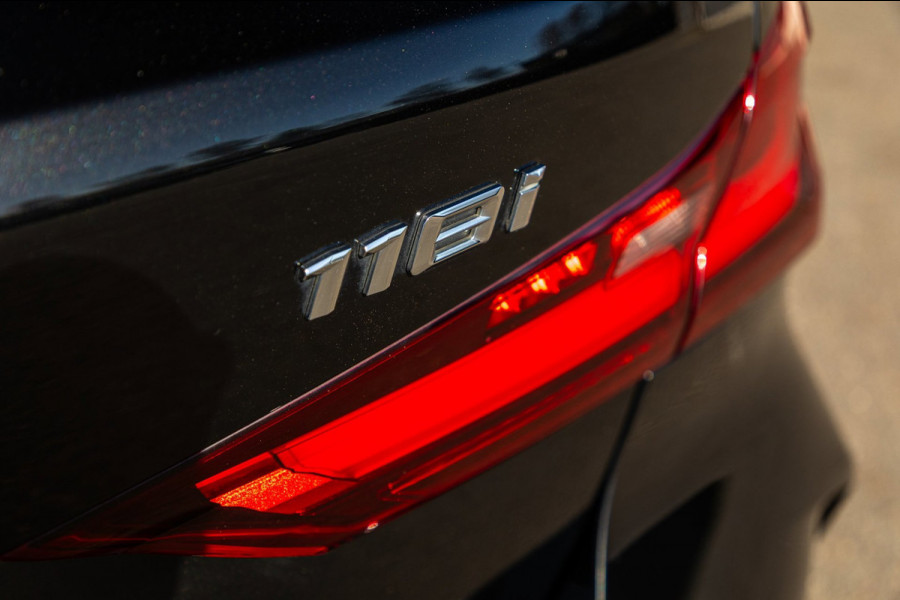 BMW 1-serie 118i High Executive M-Sport I Led I Live Cockpit Professional I Adaptive Cruise I Shadow Line I Stoelverwarming I BTW