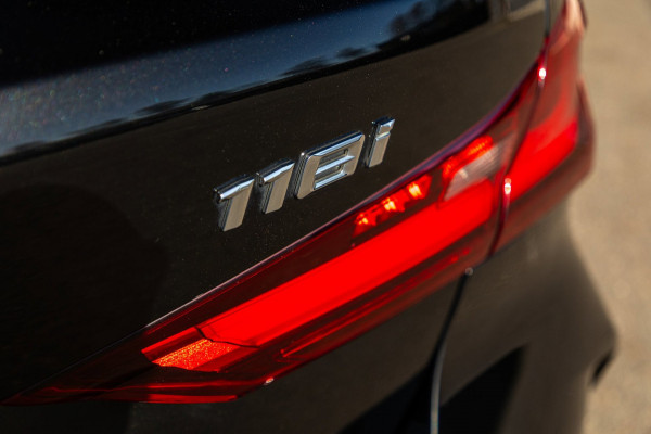 BMW 1-serie 118i High Executive M-Sport I Led I Live Cockpit Professional I Adaptive Cruise I Shadow Line I Stoelverwarming I BTW