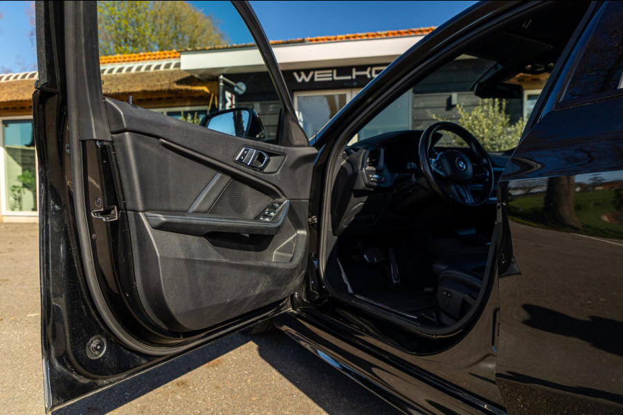 BMW 1-serie 118i High Executive M-Sport I Led I Live Cockpit Professional I Adaptive Cruise I Shadow Line I Stoelverwarming I BTW