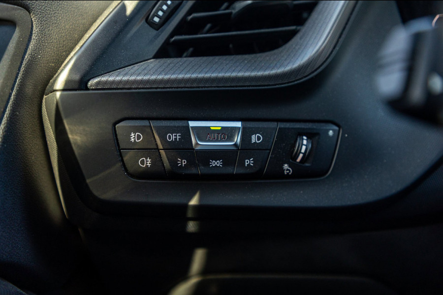 BMW 1-serie 118i High Executive M-Sport I Led I Live Cockpit Professional I Adaptive Cruise I Shadow Line I Stoelverwarming I BTW