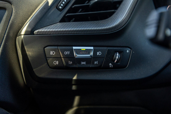 BMW 1-serie 118i High Executive M-Sport I Led I Live Cockpit Professional I Adaptive Cruise I Shadow Line I Stoelverwarming I BTW