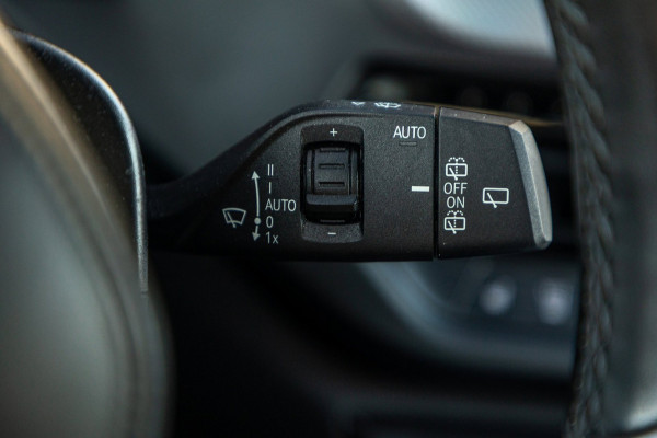 BMW 1-serie 118i High Executive M-Sport I Led I Live Cockpit Professional I Adaptive Cruise I Shadow Line I Stoelverwarming I BTW