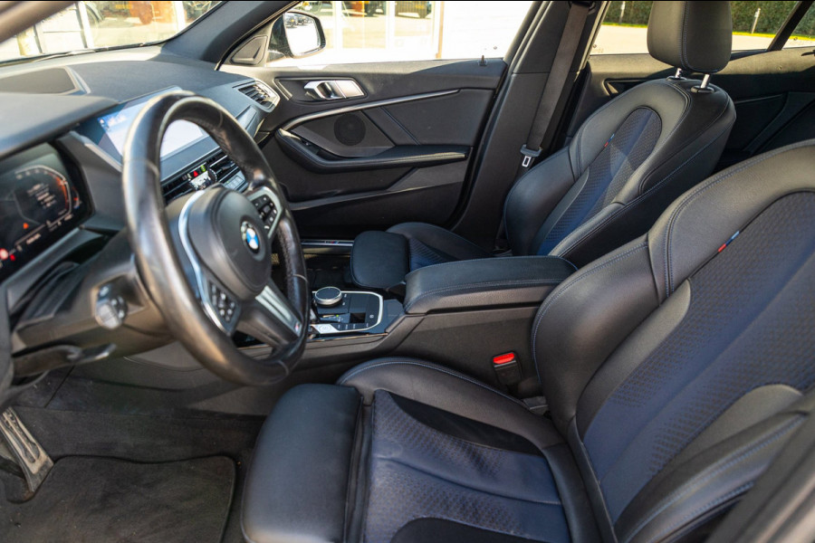 BMW 1-serie 118i High Executive M-Sport I Led I Live Cockpit Professional I Adaptive Cruise I Shadow Line I Stoelverwarming I BTW