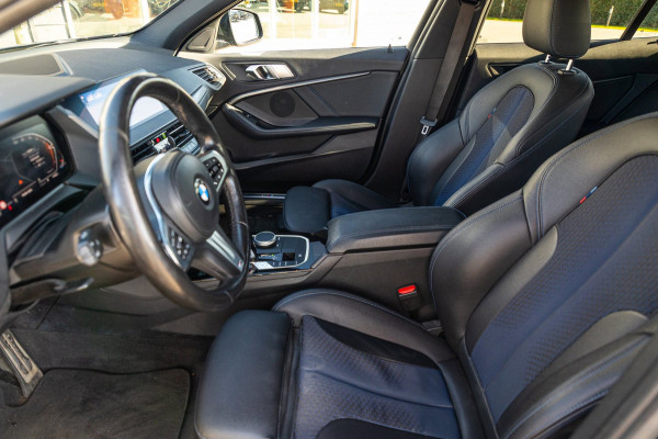 BMW 1-serie 118i High Executive M-Sport I Led I Live Cockpit Professional I Adaptive Cruise I Shadow Line I Stoelverwarming I BTW