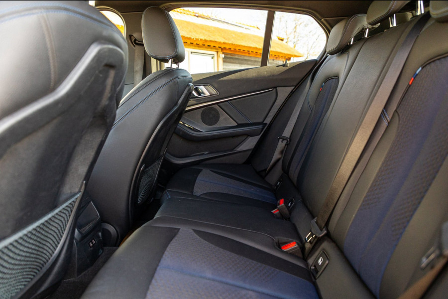 BMW 1-serie 118i High Executive M-Sport I Led I Live Cockpit Professional I Adaptive Cruise I Shadow Line I Stoelverwarming I BTW