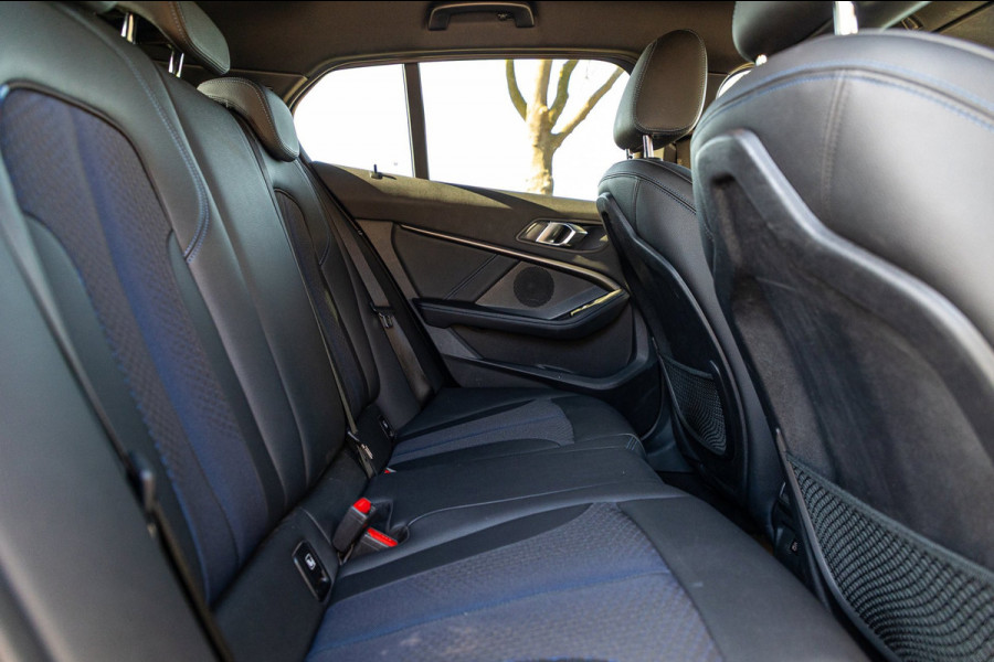 BMW 1-serie 118i High Executive M-Sport I Led I Live Cockpit Professional I Adaptive Cruise I Shadow Line I Stoelverwarming I BTW