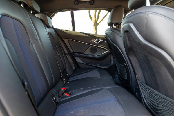 BMW 1-serie 118i High Executive M-Sport I Led I Live Cockpit Professional I Adaptive Cruise I Shadow Line I Stoelverwarming I BTW