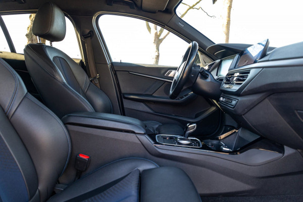 BMW 1-serie 118i High Executive M-Sport I Led I Live Cockpit Professional I Adaptive Cruise I Shadow Line I Stoelverwarming I BTW