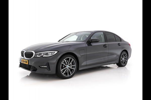 BMW 3-serie 330e eDrive Edition (Plug-In) (INCL-BTW) Aut. *LEATHER | FULL-LED | DIGI-COCKPIT | HEATED-SPORTSEATS | PRIVACYGLASS | AMBIENTLIGHT | DAB | NAVI-FULLMAP | ECC | CARPLAY | PDC | CRUI/SE | 18''ALU*