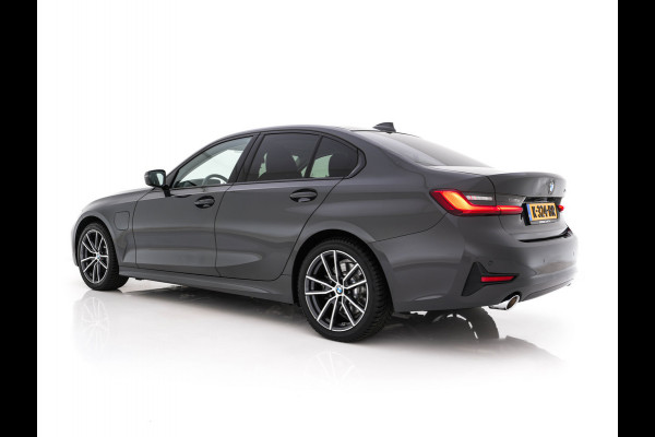 BMW 3-serie 330e eDrive Edition (Plug-In) (INCL-BTW) Aut. *LEATHER | FULL-LED | DIGI-COCKPIT | HEATED-SPORTSEATS | PRIVACYGLASS | AMBIENTLIGHT | DAB | NAVI-FULLMAP | ECC | CARPLAY | PDC | CRUI/SE | 18''ALU*