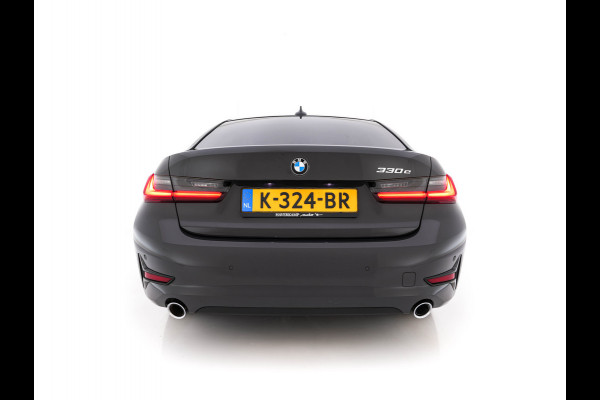 BMW 3-serie 330e eDrive Edition (Plug-In) (INCL-BTW) Aut. *LEATHER | FULL-LED | DIGI-COCKPIT | HEATED-SPORTSEATS | PRIVACYGLASS | AMBIENTLIGHT | DAB | NAVI-FULLMAP | ECC | CARPLAY | PDC | CRUI/SE | 18''ALU*