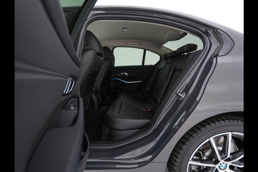 BMW 3-serie 330e eDrive Edition (Plug-In) (INCL-BTW) Aut. *LEATHER | FULL-LED | DIGI-COCKPIT | HEATED-SPORTSEATS | PRIVACYGLASS | AMBIENTLIGHT | DAB | NAVI-FULLMAP | ECC | CARPLAY | PDC | CRUI/SE | 18''ALU*