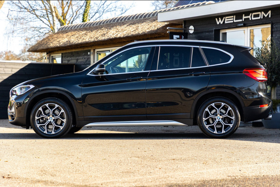 BMW X1 SDrive20i Nedcar Edition Panoramadak I Leder I Sportstoelen I Head Up I Camera I Led I Trekhaak I BTW