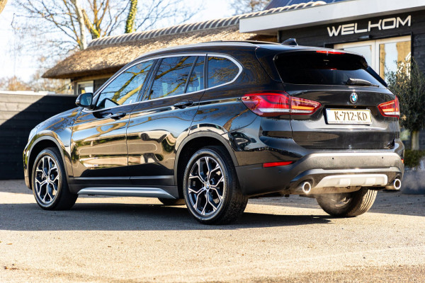 BMW X1 SDrive20i Nedcar Edition Panoramadak I Leder I Sportstoelen I Head Up I Camera I Led I Trekhaak I BTW