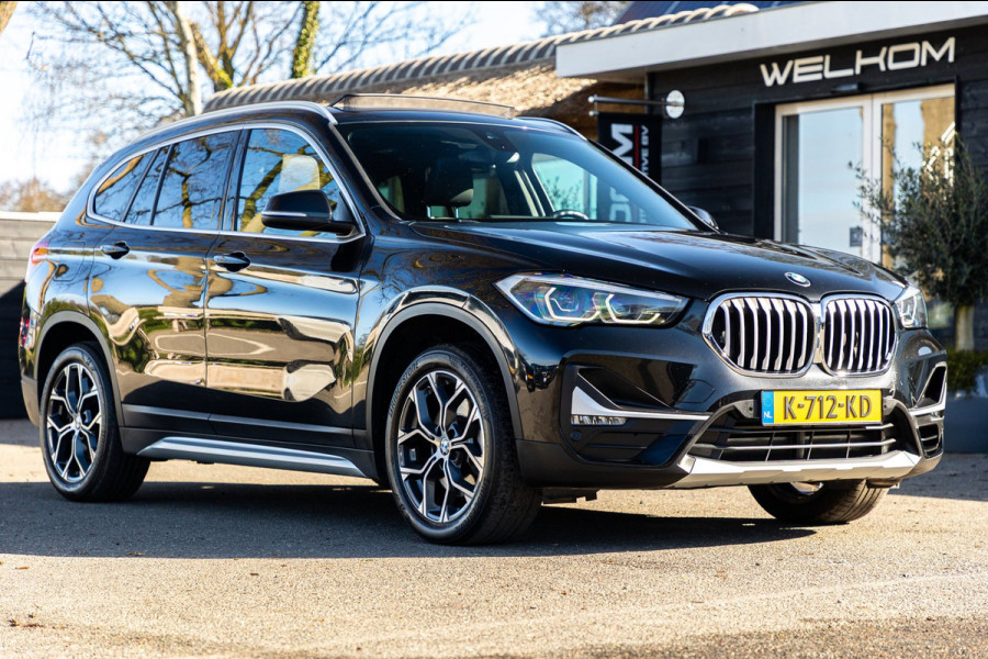 BMW X1 SDrive20i Nedcar Edition Panoramadak I Leder I Sportstoelen I Head Up I Camera I Led I Trekhaak I BTW