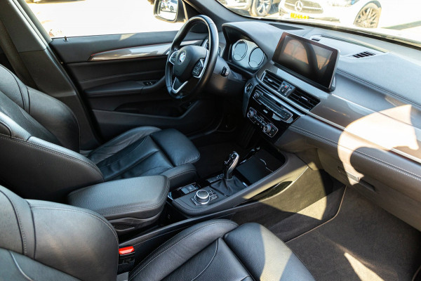 BMW X1 SDrive20i Nedcar Edition Panoramadak I Leder I Sportstoelen I Head Up I Camera I Led I Trekhaak I BTW