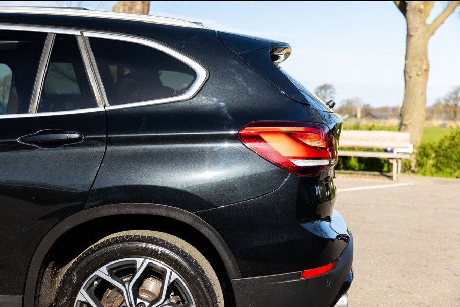 BMW X1 SDrive20i Nedcar Edition Panoramadak I Leder I Sportstoelen I Head Up I Camera I Led I Trekhaak I BTW