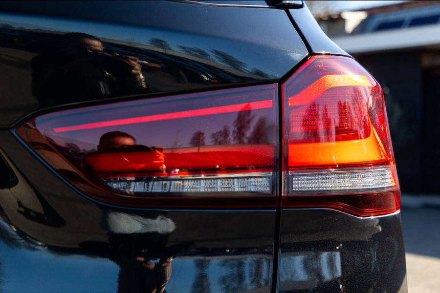 BMW X1 SDrive20i Nedcar Edition Panoramadak I Leder I Sportstoelen I Head Up I Camera I Led I Trekhaak I BTW