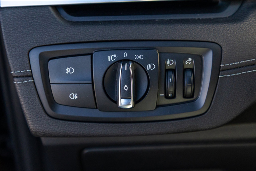 BMW X1 SDrive20i Nedcar Edition Panoramadak I Leder I Sportstoelen I Head Up I Camera I Led I Trekhaak I BTW