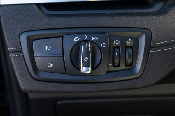 BMW X1 SDrive20i Nedcar Edition Panoramadak I Leder I Sportstoelen I Head Up I Camera I Led I Trekhaak I BTW