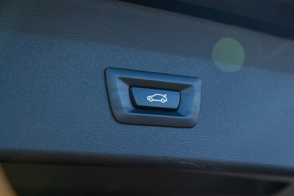 BMW X1 SDrive20i Nedcar Edition Panoramadak I Leder I Sportstoelen I Head Up I Camera I Led I Trekhaak I BTW