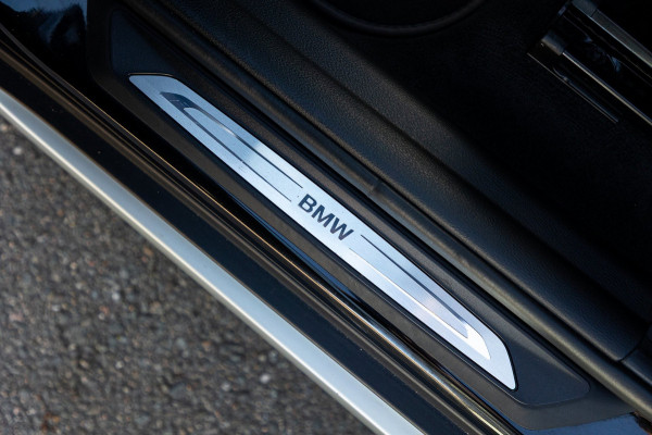 BMW X1 SDrive20i Nedcar Edition Panoramadak I Leder I Sportstoelen I Head Up I Camera I Led I Trekhaak I BTW