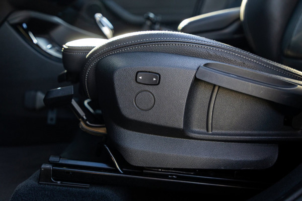 BMW X1 SDrive20i Nedcar Edition Panoramadak I Leder I Sportstoelen I Head Up I Camera I Led I Trekhaak I BTW