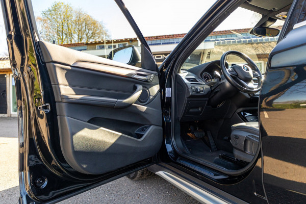 BMW X1 SDrive20i Nedcar Edition Panoramadak I Leder I Sportstoelen I Head Up I Camera I Led I Trekhaak I BTW