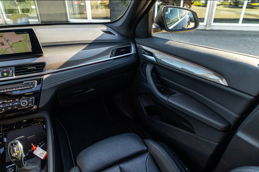 BMW X1 SDrive20i Nedcar Edition Panoramadak I Leder I Sportstoelen I Head Up I Camera I Led I Trekhaak I BTW