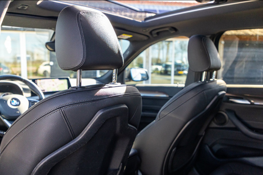 BMW X1 SDrive20i Nedcar Edition Panoramadak I Leder I Sportstoelen I Head Up I Camera I Led I Trekhaak I BTW