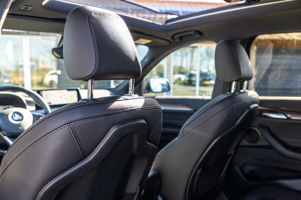 BMW X1 SDrive20i Nedcar Edition Panoramadak I Leder I Sportstoelen I Head Up I Camera I Led I Trekhaak I BTW