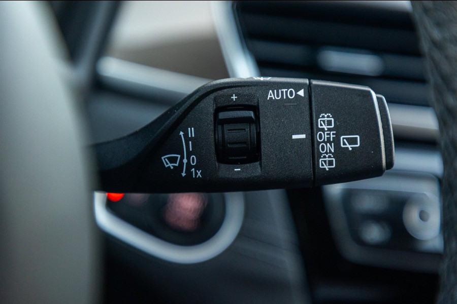 BMW X1 SDrive20i Nedcar Edition Panoramadak I Leder I Sportstoelen I Head Up I Camera I Led I Trekhaak I BTW