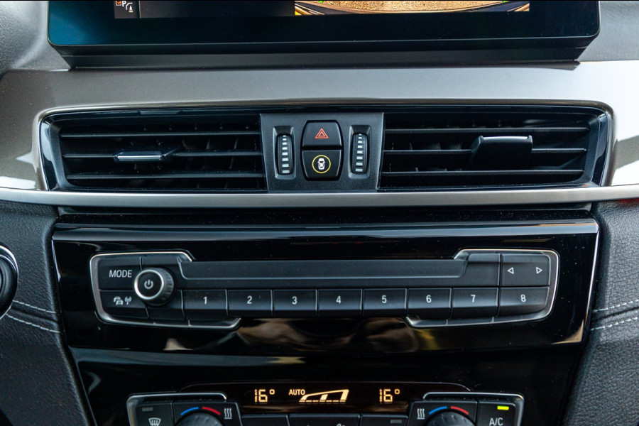 BMW X1 SDrive20i Nedcar Edition Panoramadak I Leder I Sportstoelen I Head Up I Camera I Led I Trekhaak I BTW