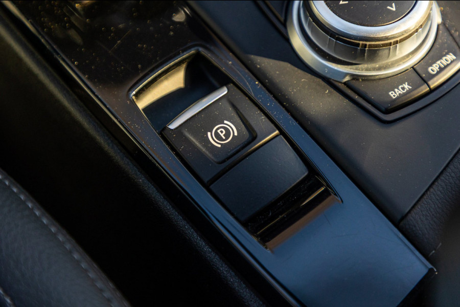 BMW X1 SDrive20i Nedcar Edition Panoramadak I Leder I Sportstoelen I Head Up I Camera I Led I Trekhaak I BTW