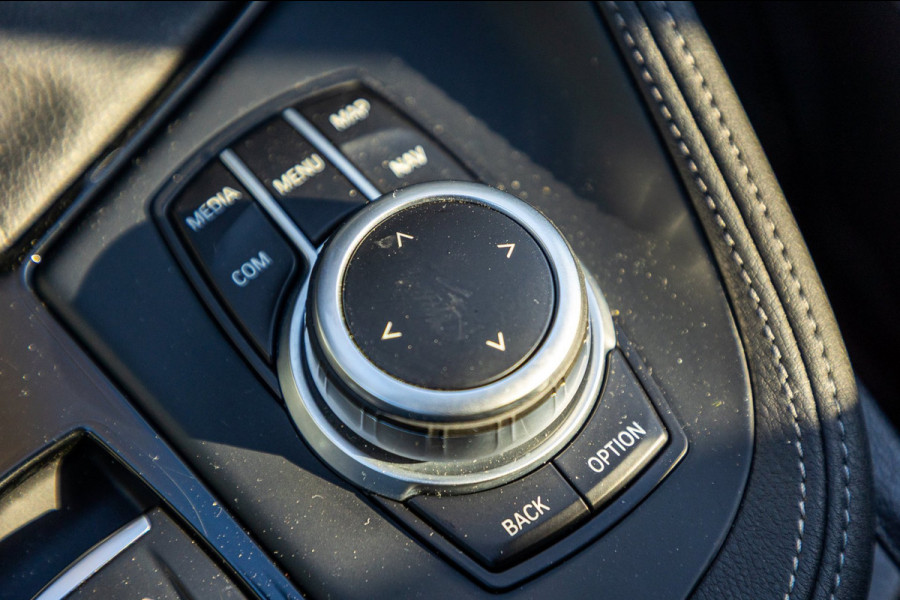 BMW X1 SDrive20i Nedcar Edition Panoramadak I Leder I Sportstoelen I Head Up I Camera I Led I Trekhaak I BTW