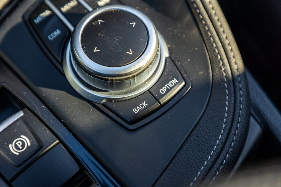 BMW X1 SDrive20i Nedcar Edition Panoramadak I Leder I Sportstoelen I Head Up I Camera I Led I Trekhaak I BTW