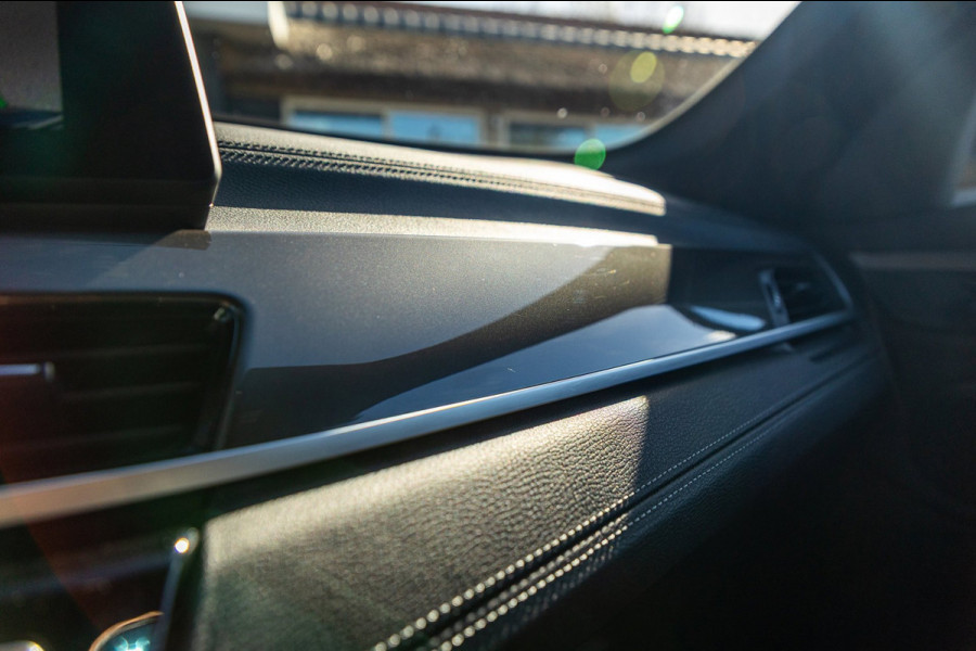 BMW X1 SDrive20i Nedcar Edition Panoramadak I Leder I Sportstoelen I Head Up I Camera I Led I Trekhaak I BTW