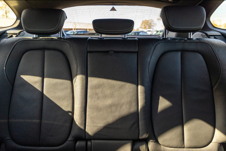 BMW X1 SDrive20i Nedcar Edition Panoramadak I Leder I Sportstoelen I Head Up I Camera I Led I Trekhaak I BTW