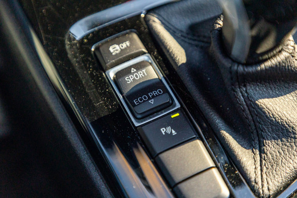 BMW X1 SDrive20i Nedcar Edition Panoramadak I Leder I Sportstoelen I Head Up I Camera I Led I Trekhaak I BTW