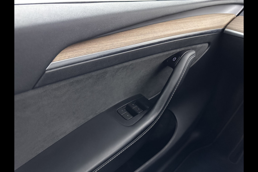 Tesla Model Y RWD 58 kWh [ 3-Fase ] {SOH-91%} (INCL-BTW) Aut. *PANO | LEATHER | TOWBAR | AUTO-PILOT | NAVI-FULLMAP | MATRIX-LED | KEYLESS | CAMERA | DAB+ | HEATED-COMFORTSEATS | PRIVACYGLASS | TOPVIEW | 19''ALU*